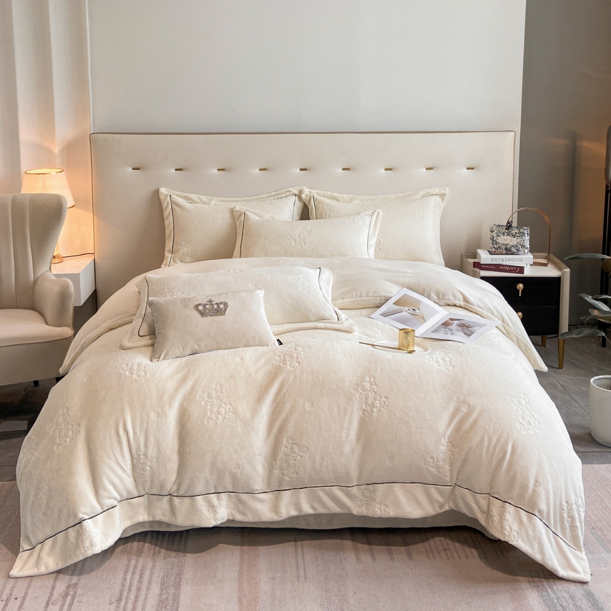 91家纺网 家纺一手货源 找家纺 （总）经年 2025年新款210克全消光A类烂花牛奶绒四件套-小熊系列