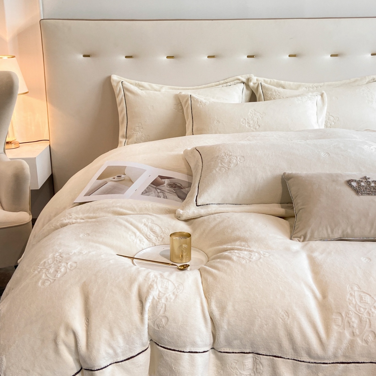 91家纺网 家纺一手货源 找家纺 （总）经年 2025年新款210克全消光A类烂花牛奶绒四件套-小熊系列