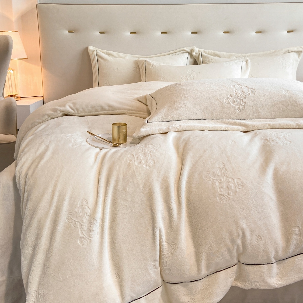 91家纺网 家纺一手货源 找家纺 （总）经年 2025年新款210克全消光A类烂花牛奶绒四件套-小熊系列