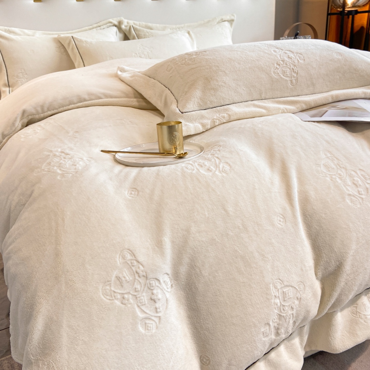 91家纺网 家纺一手货源 找家纺 （总）经年 2025年新款210克全消光A类烂花牛奶绒四件套-小熊系列