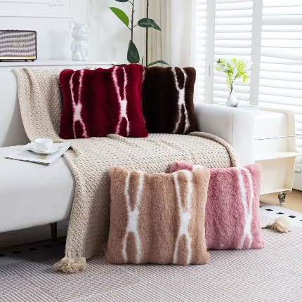 （总）爆款仿兔毛绒抱枕靠垫不零售量大优惠