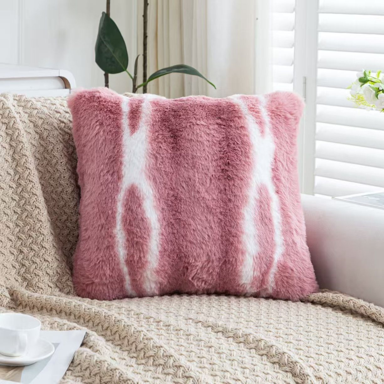 91家纺网 家纺一手货源 找家纺 （总）爆款仿兔毛绒抱枕靠垫不零售量大优惠