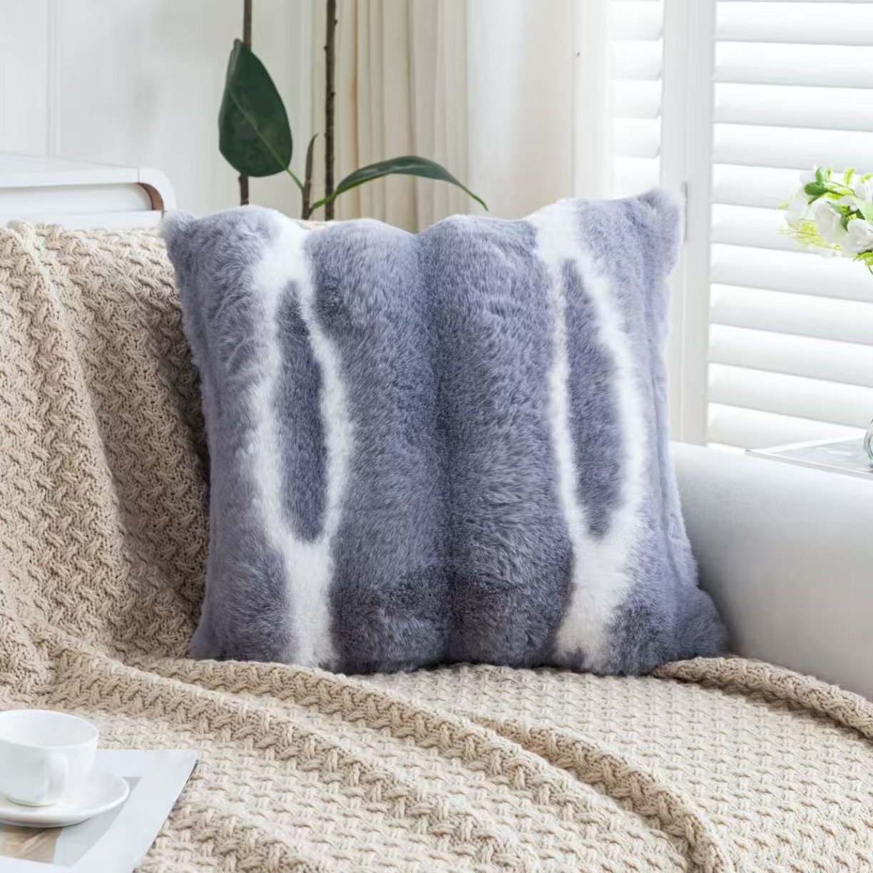 91家纺网 家纺一手货源 找家纺 （总）爆款仿兔毛绒抱枕靠垫不零售量大优惠