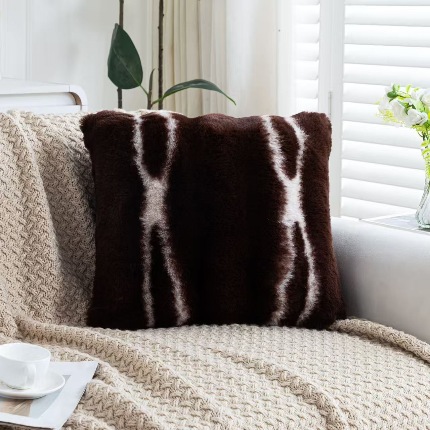 91家纺网 家纺一手货源 找家纺 （总）爆款仿兔毛绒抱枕靠垫不零售量大优惠