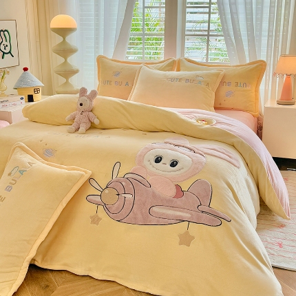 91家纺网 家纺一手货源 找家纺 漫布云家纺2025新款230g全消光大版卡通牛奶绒兔毛贴布绣花四件套可爱卡通男孩女孩法莱绒被套三件套 萌萌哒-樱花粉