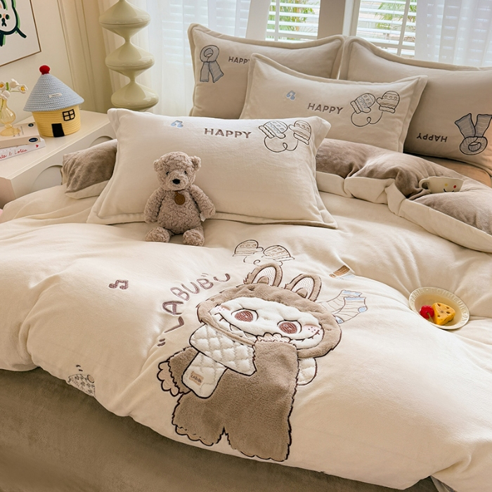 91家纺网 家纺一手货源 找家纺 漫布云家纺2025新款230g全消光大版卡通牛奶绒兔毛贴布绣花四件套可爱卡通男孩女孩法莱绒被套三件套 布林-浅咖 