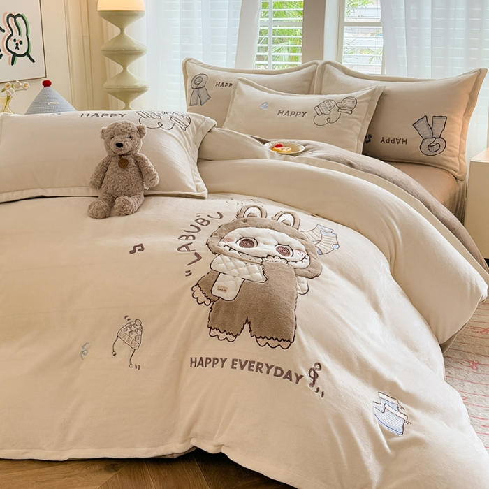 91家纺网 家纺一手货源 找家纺 漫布云家纺2025新款230g全消光大版卡通牛奶绒兔毛贴布绣花四件套可爱卡通男孩女孩法莱绒被套三件套 布林-浅咖 