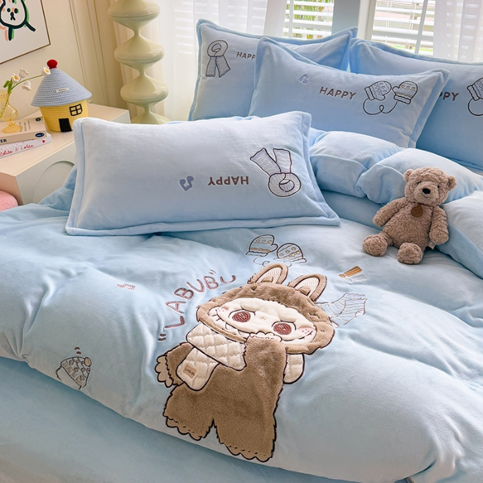 91家纺网 家纺一手货源 找家纺 漫布云家纺2025新款230g全消光大版卡通牛奶绒兔毛贴布绣花四件套可爱卡通男孩女孩法莱绒被套三件套 布林-婴儿蓝 