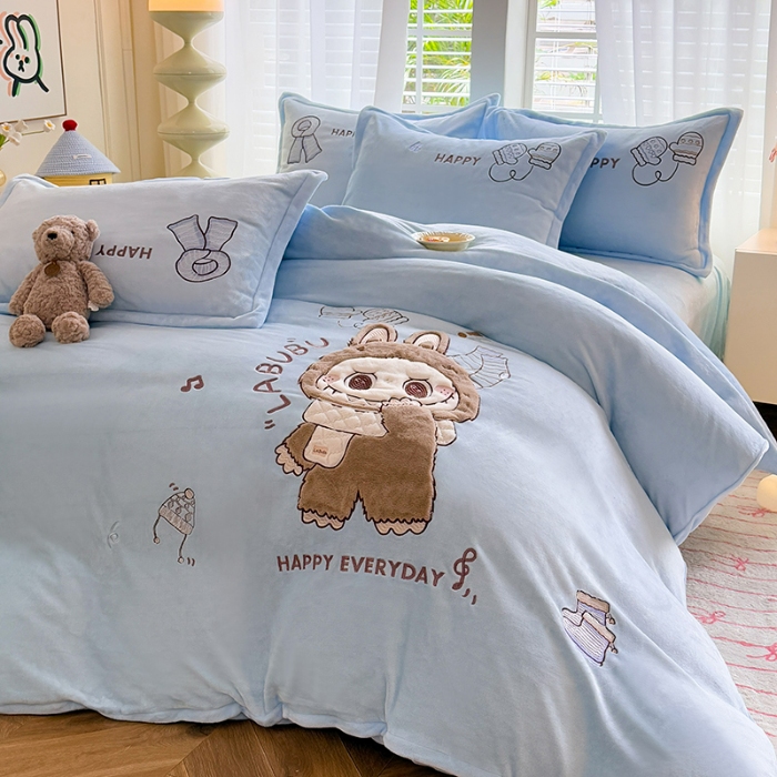 91家纺网 家纺一手货源 找家纺 漫布云家纺2025新款230g全消光大版卡通牛奶绒兔毛贴布绣花四件套可爱卡通男孩女孩法莱绒被套三件套 布林-婴儿蓝 