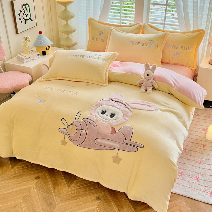 91家纺网 家纺一手货源 找家纺 漫布云家纺2025新款230g全消光大版卡通牛奶绒兔毛贴布绣花四件套可爱卡通男孩女孩法莱绒被套三件套 童梦园-嫩黄