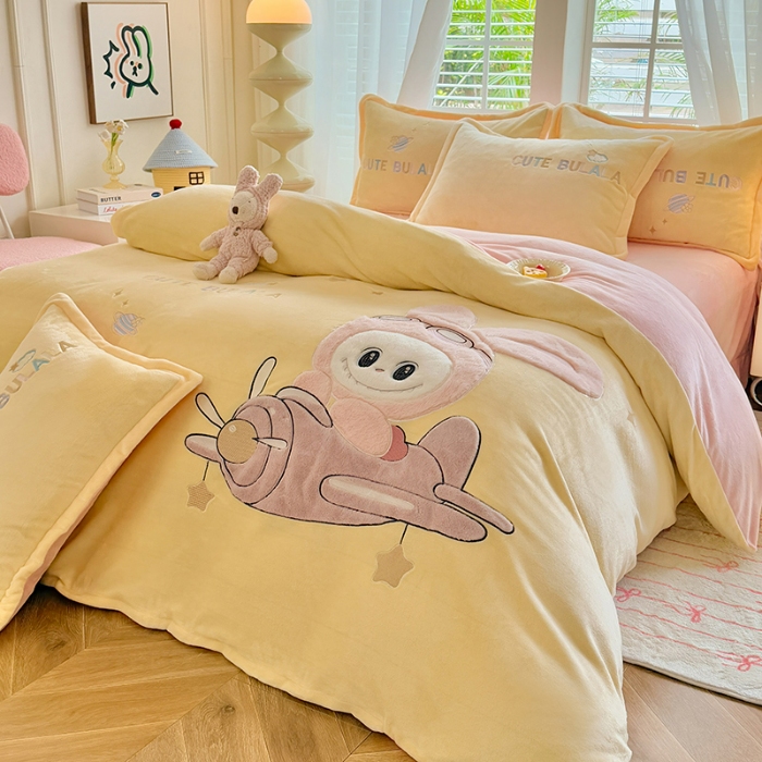 91家纺网 家纺一手货源 找家纺 漫布云家纺2025新款230g全消光大版卡通牛奶绒兔毛贴布绣花四件套可爱卡通男孩女孩法莱绒被套三件套 童梦园-嫩黄