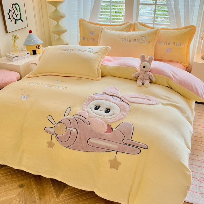 91家纺网 家纺一手货源 找家纺 漫布云家纺2025新款230g全消光大版卡通牛奶绒兔毛贴布绣花四件套可爱卡通男孩女孩法莱绒被套三件套 童梦园-嫩黄