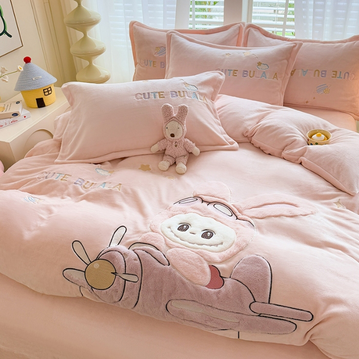 91家纺网 家纺一手货源 找家纺 漫布云家纺2025新款230g全消光大版卡通牛奶绒兔毛贴布绣花四件套可爱卡通男孩女孩法莱绒被套三件套 童梦园-珍珠粉