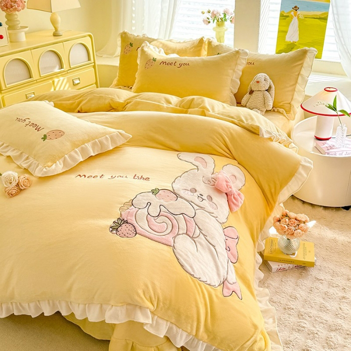 91家纺网 家纺一手货源 找家纺 漫布云家纺2025新款230g全消光大版卡通牛奶绒兔毛贴布绣花四件套可爱卡通男孩女孩法莱绒被套三件套  可爱兔-暖黄 
