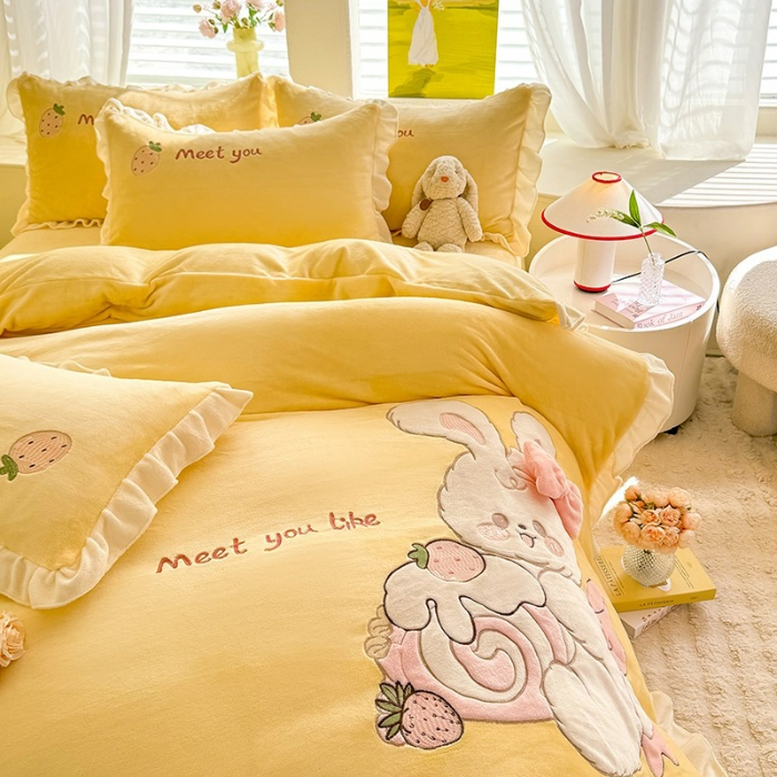 91家纺网 家纺一手货源 找家纺 漫布云家纺2025新款230g全消光大版卡通牛奶绒兔毛贴布绣花四件套可爱卡通男孩女孩法莱绒被套三件套  可爱兔-暖黄 