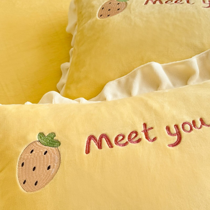 91家纺网 家纺一手货源 找家纺 漫布云家纺2025新款230g全消光大版卡通牛奶绒兔毛贴布绣花四件套可爱卡通男孩女孩法莱绒被套三件套  可爱兔-暖黄 