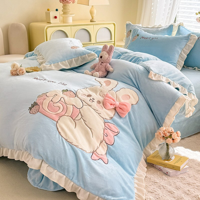 91家纺网 家纺一手货源 找家纺 漫布云家纺2025新款230g全消光大版卡通牛奶绒兔毛贴布绣花四件套可爱卡通男孩女孩法莱绒被套三件套 可爱兔-婴儿蓝 