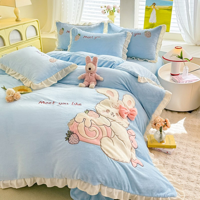 91家纺网 家纺一手货源 找家纺 漫布云家纺2025新款230g全消光大版卡通牛奶绒兔毛贴布绣花四件套可爱卡通男孩女孩法莱绒被套三件套 可爱兔-婴儿蓝 