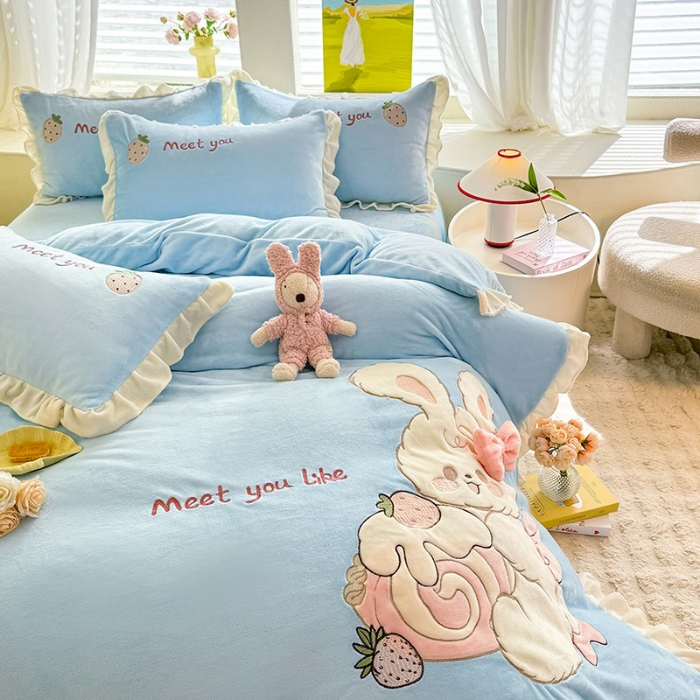 91家纺网 家纺一手货源 找家纺 漫布云家纺2025新款230g全消光大版卡通牛奶绒兔毛贴布绣花四件套可爱卡通男孩女孩法莱绒被套三件套 可爱兔-婴儿蓝 