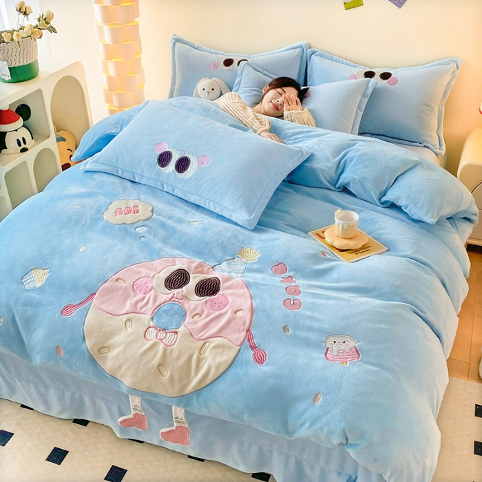 91家纺网 家纺一手货源 找家纺 漫布云家纺2025新款230g全消光大版卡通牛奶绒兔毛贴布绣花四件套可爱卡通男孩女孩法莱绒被套三件套 甜甜圈—婴儿蓝 