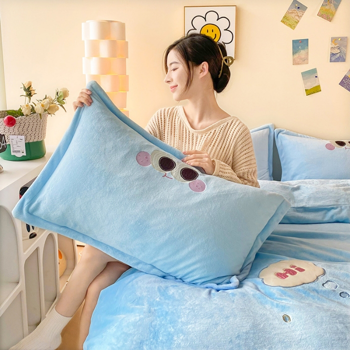 91家纺网 家纺一手货源 找家纺 漫布云家纺2025新款230g全消光大版卡通牛奶绒兔毛贴布绣花四件套可爱卡通男孩女孩法莱绒被套三件套 甜甜圈—婴儿蓝 