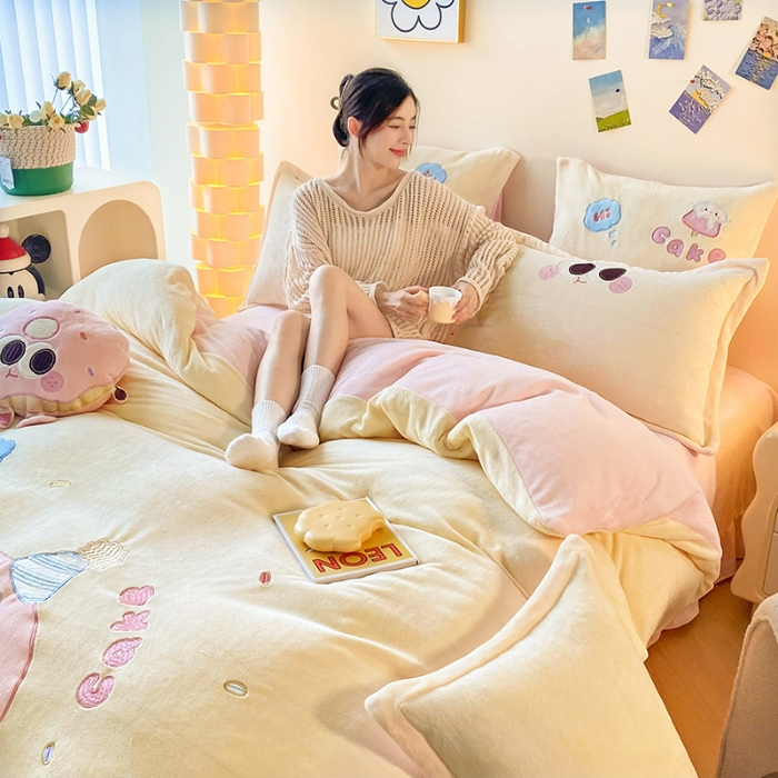 91家纺网 家纺一手货源 找家纺 漫布云家纺2025新款230g全消光大版卡通牛奶绒兔毛贴布绣花四件套可爱卡通男孩女孩法莱绒被套三件套 甜甜圈—嫩黄 