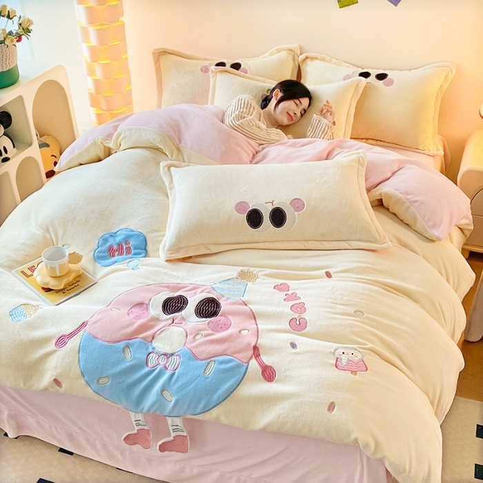 91家纺网 家纺一手货源 找家纺 漫布云家纺2025新款230g全消光大版卡通牛奶绒兔毛贴布绣花四件套可爱卡通男孩女孩法莱绒被套三件套 甜甜圈—嫩黄 