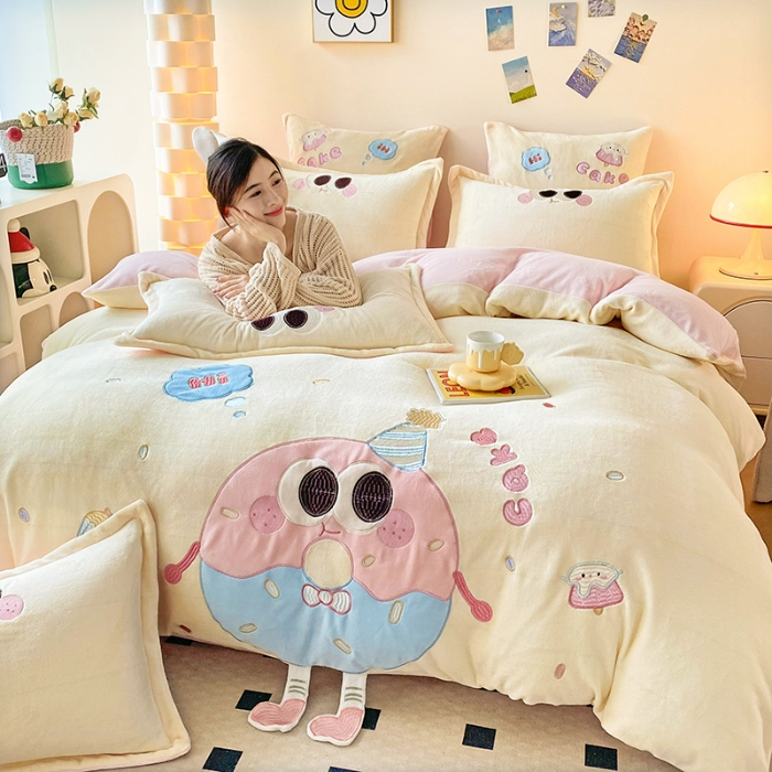 91家纺网 家纺一手货源 找家纺 漫布云家纺2025新款230g全消光大版卡通牛奶绒兔毛贴布绣花四件套可爱卡通男孩女孩法莱绒被套三件套 甜甜圈—嫩黄 