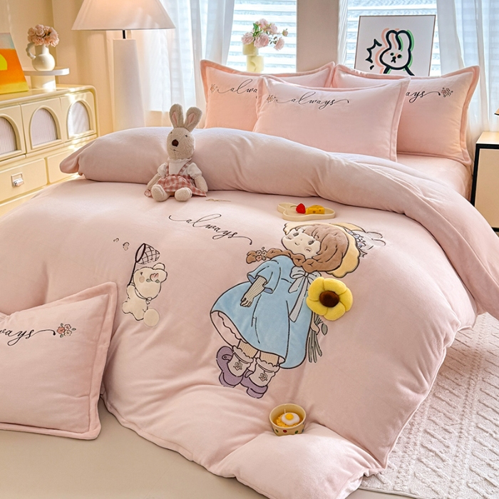 91家纺网 家纺一手货源 找家纺 漫布云家纺2025新款230g全消光大版卡通牛奶绒兔毛贴布绣花四件套可爱卡通男孩女孩法莱绒被套三件套 萌萌哒-樱花粉