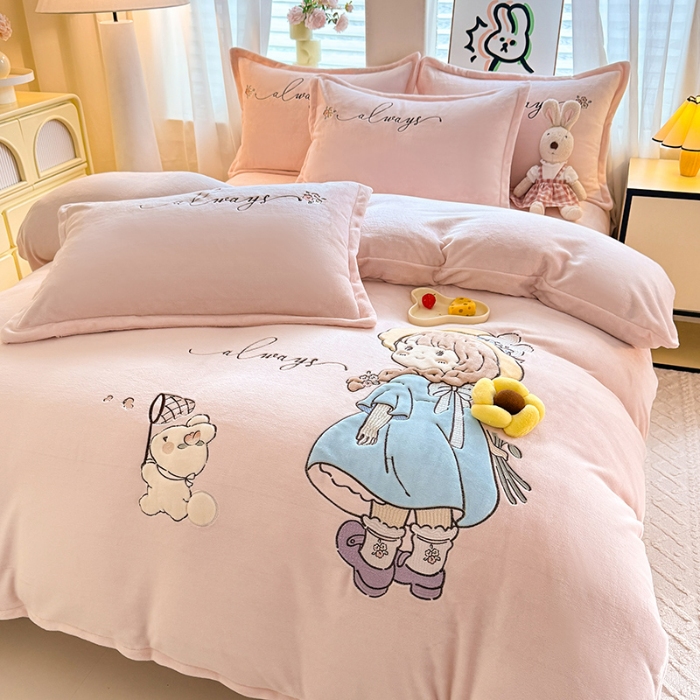 91家纺网 家纺一手货源 找家纺 漫布云家纺2025新款230g全消光大版卡通牛奶绒兔毛贴布绣花四件套可爱卡通男孩女孩法莱绒被套三件套 萌萌哒-樱花粉