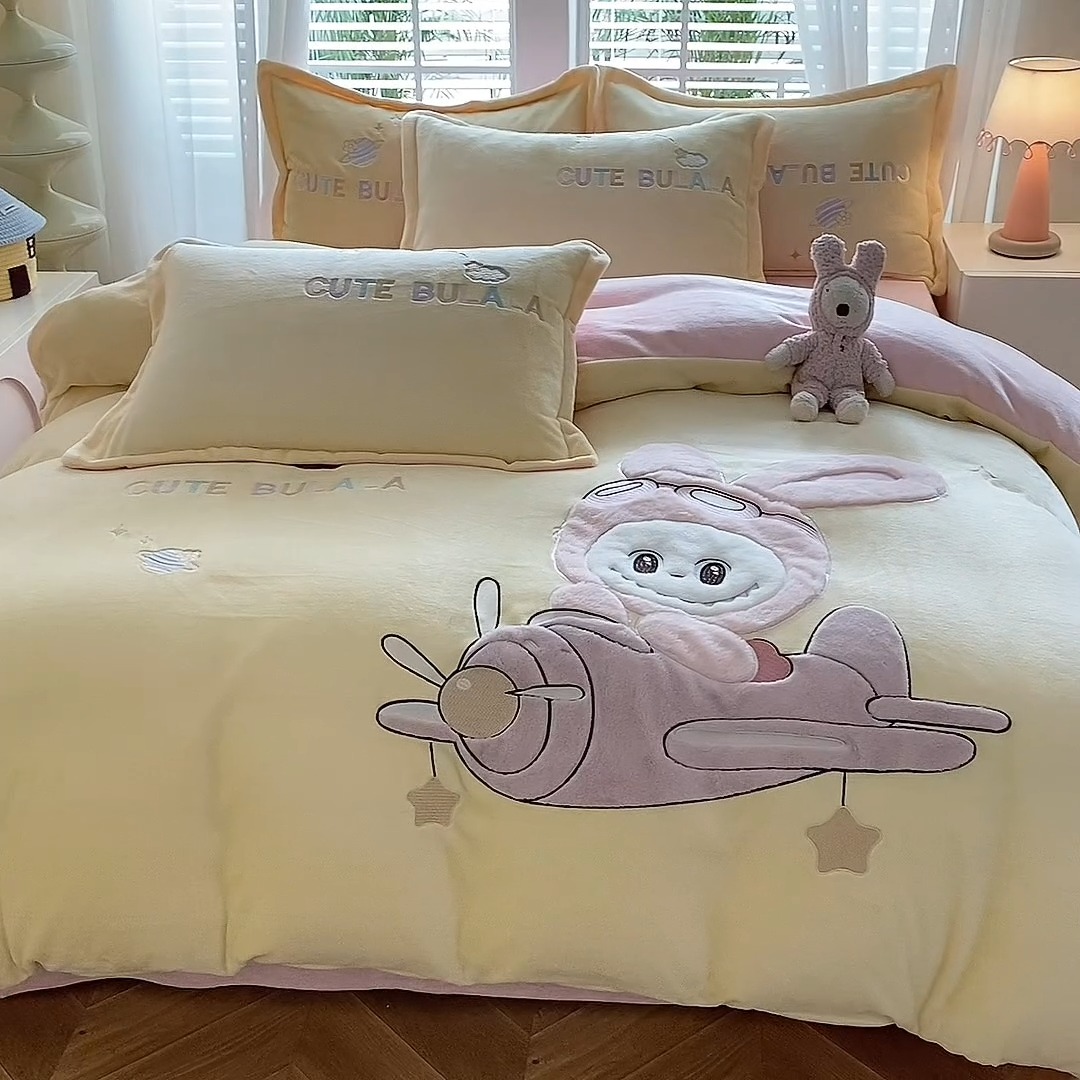 91家纺网 家纺一手货源 找家纺 漫布云家纺2025新款230g全消光大版卡通牛奶绒兔毛贴布绣花四件套可爱卡通男孩女孩法莱绒被套三件套 童梦园-嫩黄