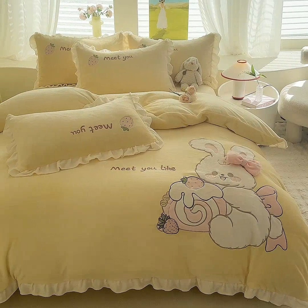 91家纺网 家纺一手货源 找家纺 漫布云家纺2025新款230g全消光大版卡通牛奶绒兔毛贴布绣花四件套可爱卡通男孩女孩法莱绒被套三件套  可爱兔-暖黄 