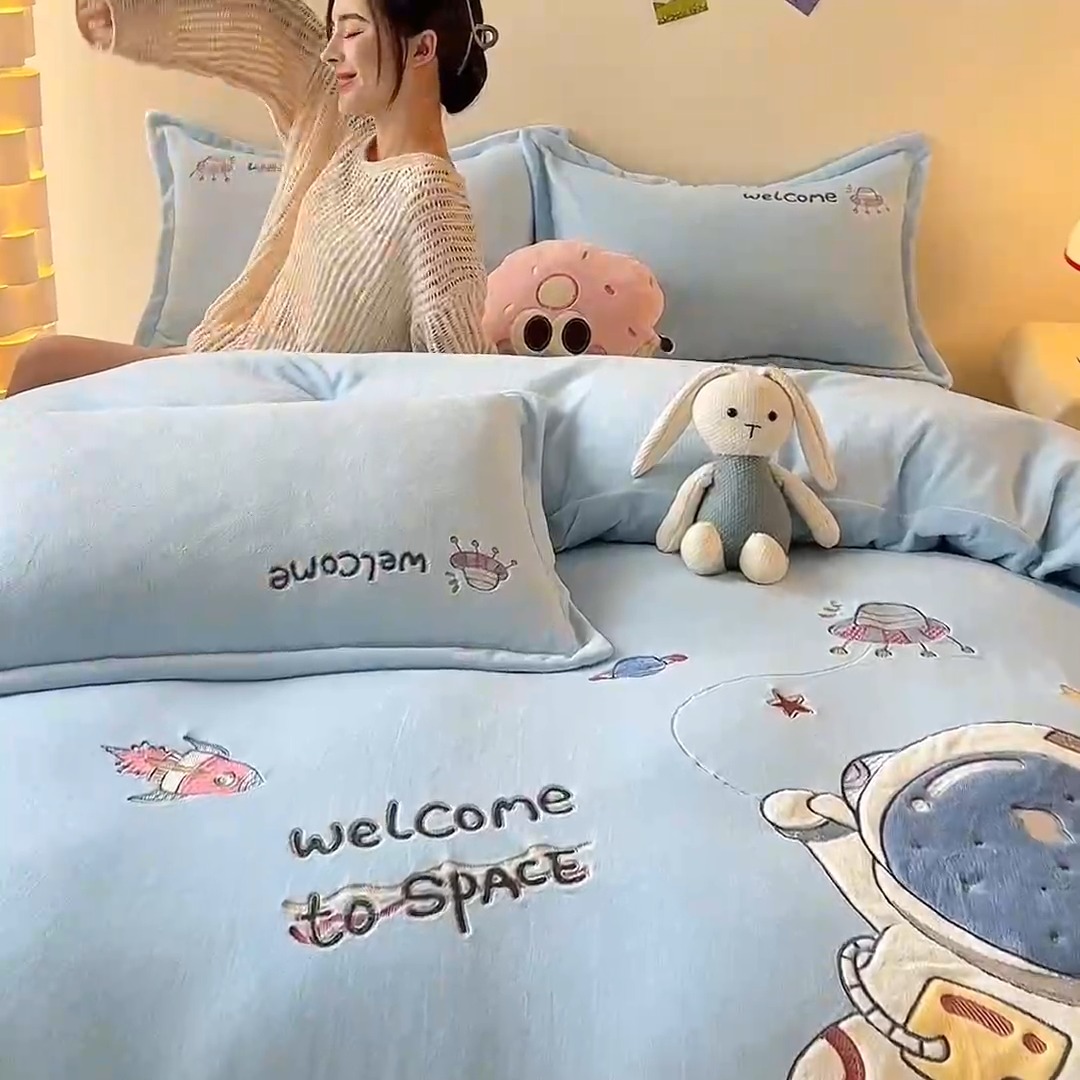 91家纺网 家纺一手货源 找家纺 漫布云家纺2025新款230g全消光大版卡通牛奶绒兔毛贴布绣花四件套可爱卡通男孩女孩法莱绒被套三件套 甜甜圈—婴儿蓝 