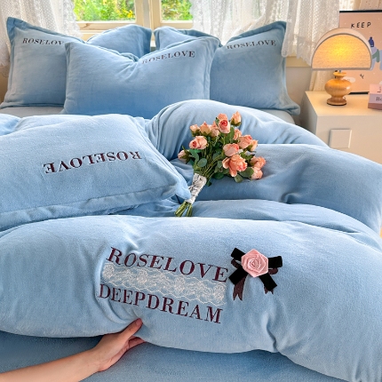 91家纺网 家纺一手货源 找家纺 2025外贸跑量款加厚清新公主法式风花卉纯色牛奶绒贴布绣刺绣花四件套单品床单被套婴儿绒法兰绒兔毛绒四件套 赫本天蓝