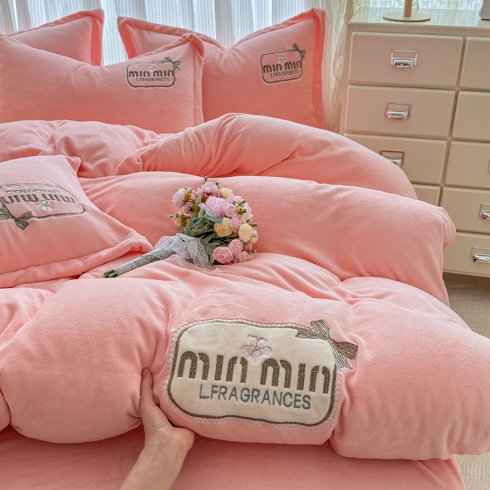 91家纺网 家纺一手货源 找家纺 （总）2025外贸跑量款加厚清新公主法式风花卉纯色牛奶绒贴布绣刺绣花四件套单品床单被套婴儿绒法兰绒兔毛绒四件套