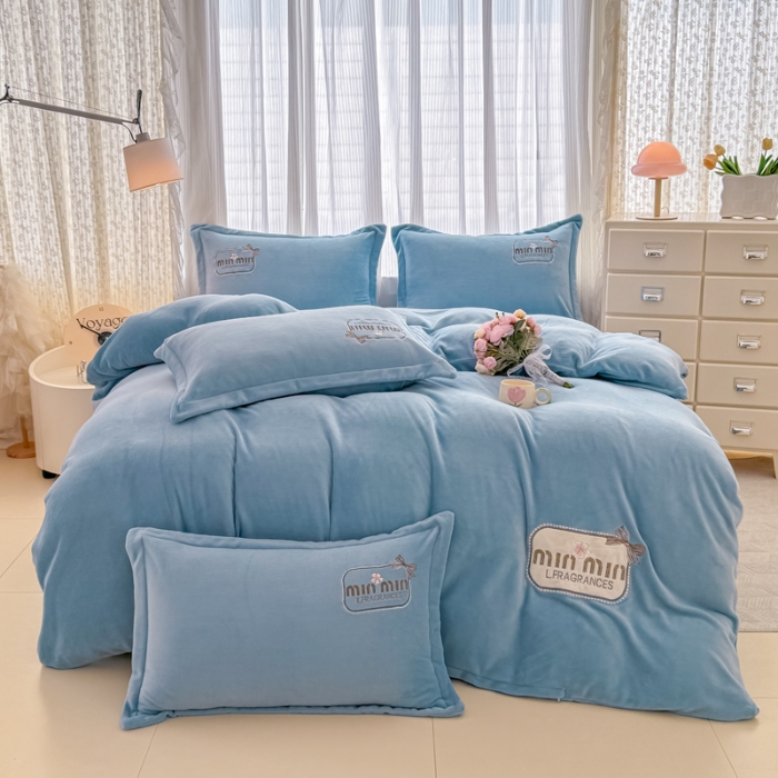 91家纺网 家纺一手货源 找家纺 2025外贸跑量款加厚清新公主法式风花卉纯色牛奶绒贴布绣刺绣花四件套单品床单被套婴儿绒法兰绒兔毛绒四件套 心动天蓝