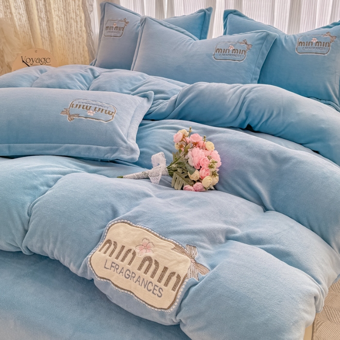 91家纺网 家纺一手货源 找家纺 2025外贸跑量款加厚清新公主法式风花卉纯色牛奶绒贴布绣刺绣花四件套单品床单被套婴儿绒法兰绒兔毛绒四件套 心动天蓝