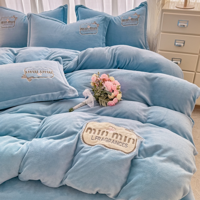 91家纺网 家纺一手货源 找家纺 2025外贸跑量款加厚清新公主法式风花卉纯色牛奶绒贴布绣刺绣花四件套单品床单被套婴儿绒法兰绒兔毛绒四件套 心动天蓝