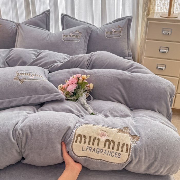 91家纺网 家纺一手货源 找家纺 2025外贸跑量款加厚清新公主法式风花卉纯色牛奶绒贴布绣刺绣花四件套单品床单被套婴儿绒法兰绒兔毛绒四件套 心动灰