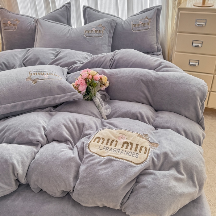 91家纺网 家纺一手货源 找家纺 2025外贸跑量款加厚清新公主法式风花卉纯色牛奶绒贴布绣刺绣花四件套单品床单被套婴儿绒法兰绒兔毛绒四件套 心动灰