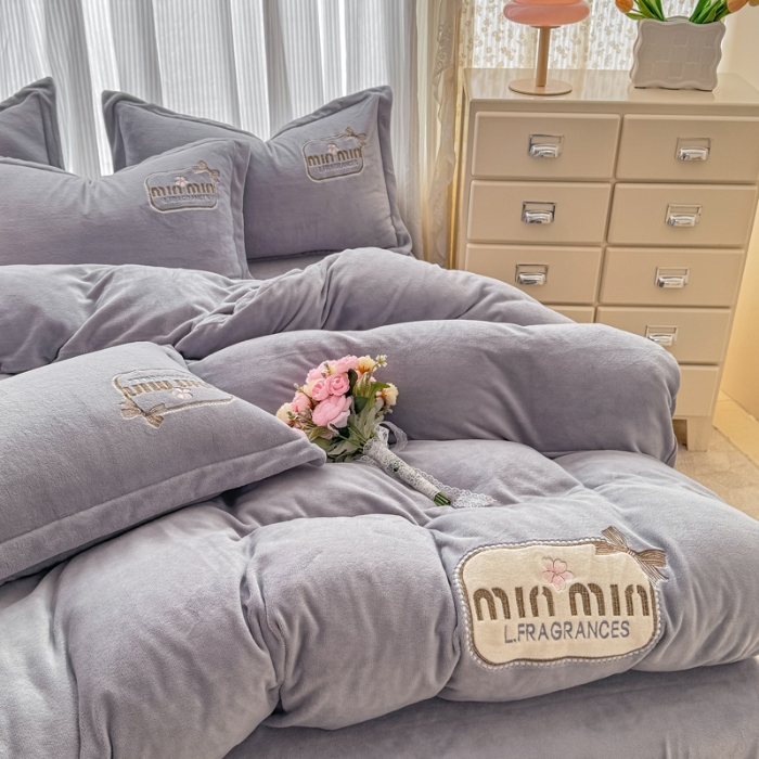 91家纺网 家纺一手货源 找家纺 2025外贸跑量款加厚清新公主法式风花卉纯色牛奶绒贴布绣刺绣花四件套单品床单被套婴儿绒法兰绒兔毛绒四件套 心动灰