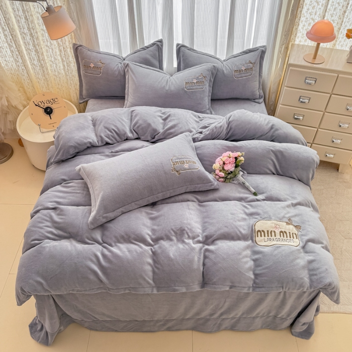 91家纺网 家纺一手货源 找家纺 2025外贸跑量款加厚清新公主法式风花卉纯色牛奶绒贴布绣刺绣花四件套单品床单被套婴儿绒法兰绒兔毛绒四件套 心动灰