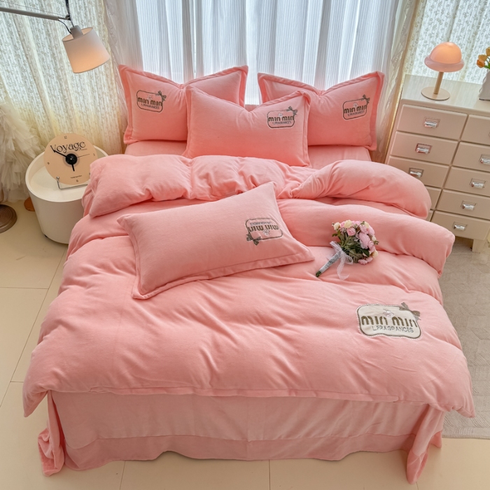 91家纺网 家纺一手货源 找家纺 2025外贸跑量款加厚清新公主法式风花卉纯色牛奶绒贴布绣刺绣花四件套单品床单被套婴儿绒法兰绒兔毛绒四件套 心动玉色