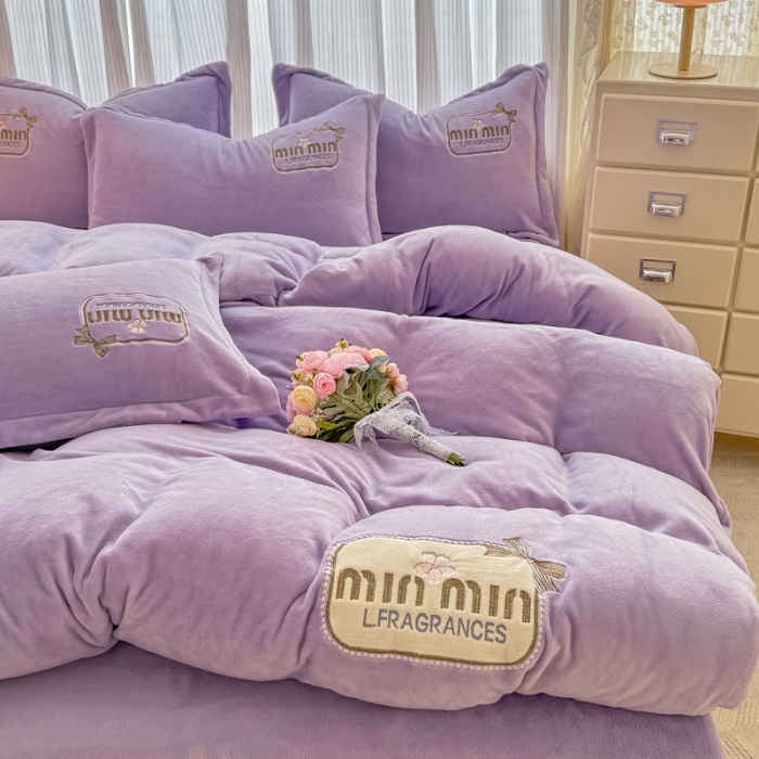 91家纺网 家纺一手货源 找家纺 2025外贸跑量款加厚清新公主法式风花卉纯色牛奶绒贴布绣刺绣花四件套单品床单被套婴儿绒法兰绒兔毛绒四件套 心动紫