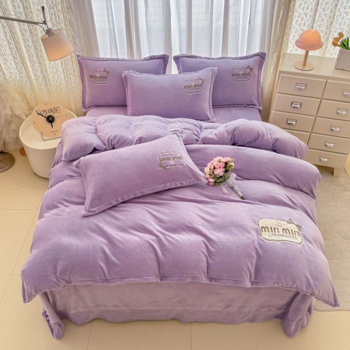 91家纺网 家纺一手货源 找家纺 2025外贸跑量款加厚清新公主法式风花卉纯色牛奶绒贴布绣刺绣花四件套单品床单被套婴儿绒法兰绒兔毛绒四件套 心动紫