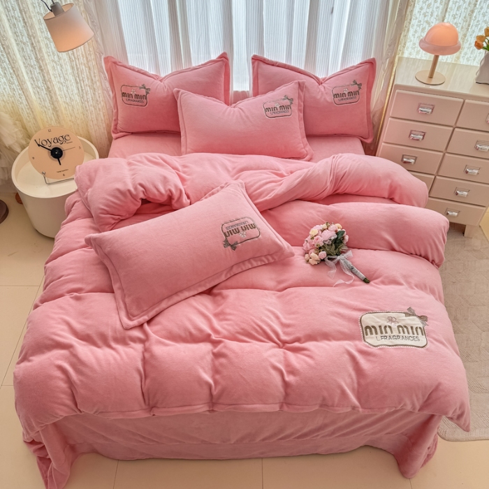 91家纺网 家纺一手货源 找家纺 2025外贸跑量款加厚清新公主法式风花卉纯色牛奶绒贴布绣刺绣花四件套单品床单被套婴儿绒法兰绒兔毛绒四件套 心动粉