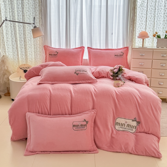 91家纺网 家纺一手货源 找家纺 2025外贸跑量款加厚清新公主法式风花卉纯色牛奶绒贴布绣刺绣花四件套单品床单被套婴儿绒法兰绒兔毛绒四件套 心动粉