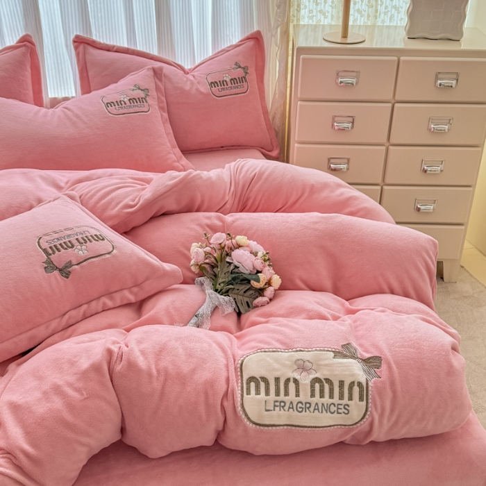 91家纺网 家纺一手货源 找家纺 2025外贸跑量款加厚清新公主法式风花卉纯色牛奶绒贴布绣刺绣花四件套单品床单被套婴儿绒法兰绒兔毛绒四件套 心动粉