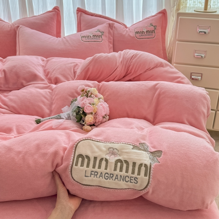 91家纺网 家纺一手货源 找家纺 2025外贸跑量款加厚清新公主法式风花卉纯色牛奶绒贴布绣刺绣花四件套单品床单被套婴儿绒法兰绒兔毛绒四件套 心动粉