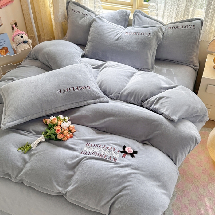 91家纺网 家纺一手货源 找家纺 2025外贸跑量款加厚清新公主法式风花卉纯色牛奶绒贴布绣刺绣花四件套单品床单被套婴儿绒法兰绒兔毛绒四件套 赫本灰